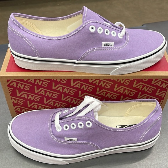 • Vans WMNS Authentic Chalk Violet/True White
VN0A5HZS9GD
Sneakers - Picture 2 of 16